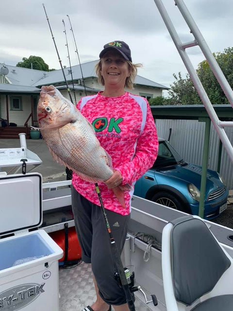 Shazza wrangles a big red monster. - OK.fish